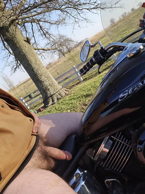 Anyone want to make make a post with me on my motorcycle for this sub? by Adventurous-Dig2000