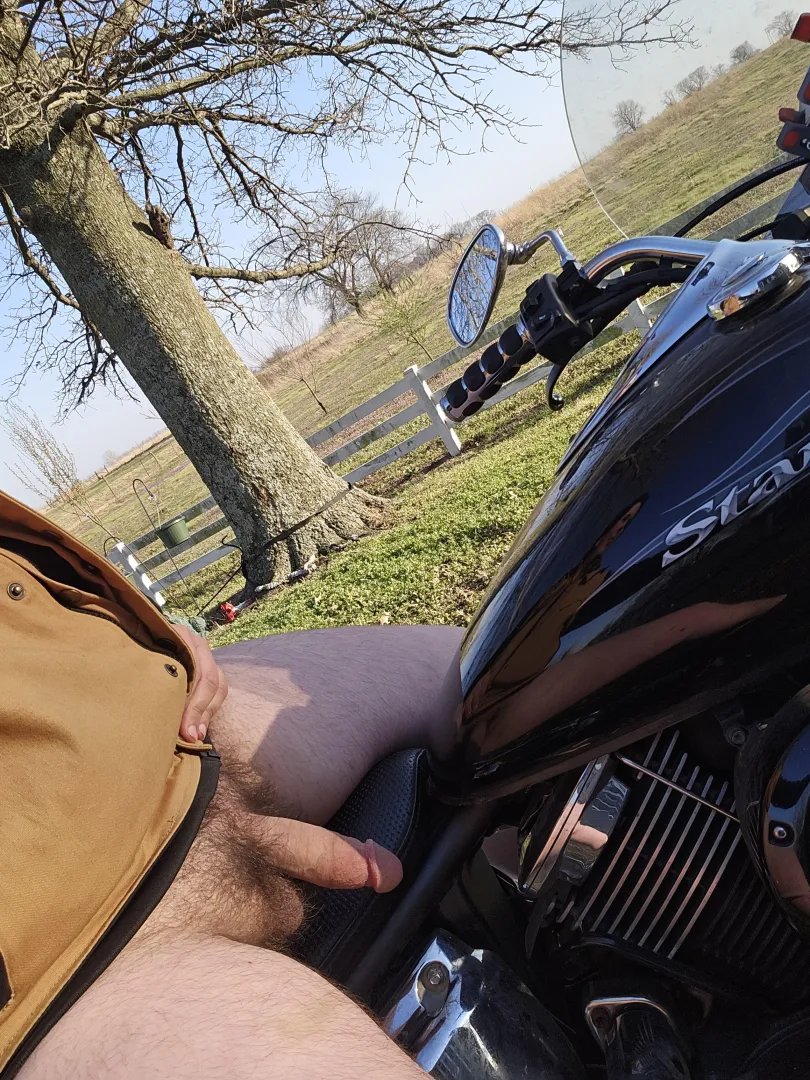 Anyone want to make make a post with me on my motorcycle for this sub? posted by Adventurous-Dig2000