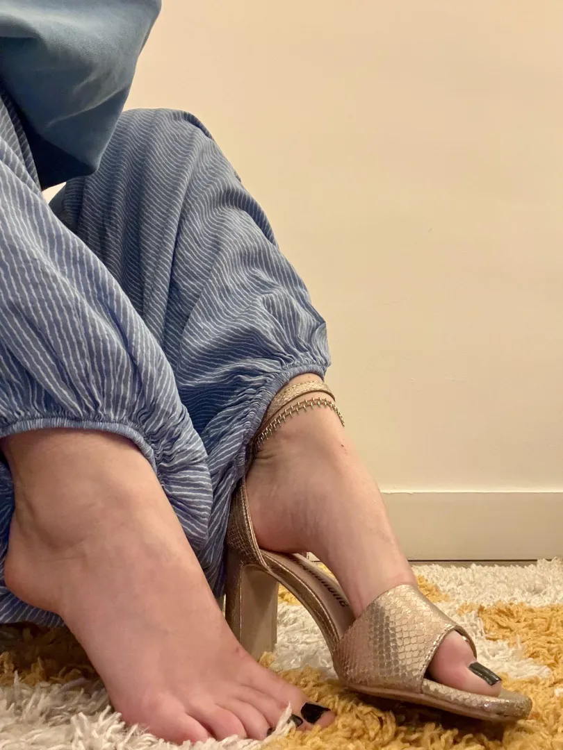 Arched heels and feet  posted by deliciananas2