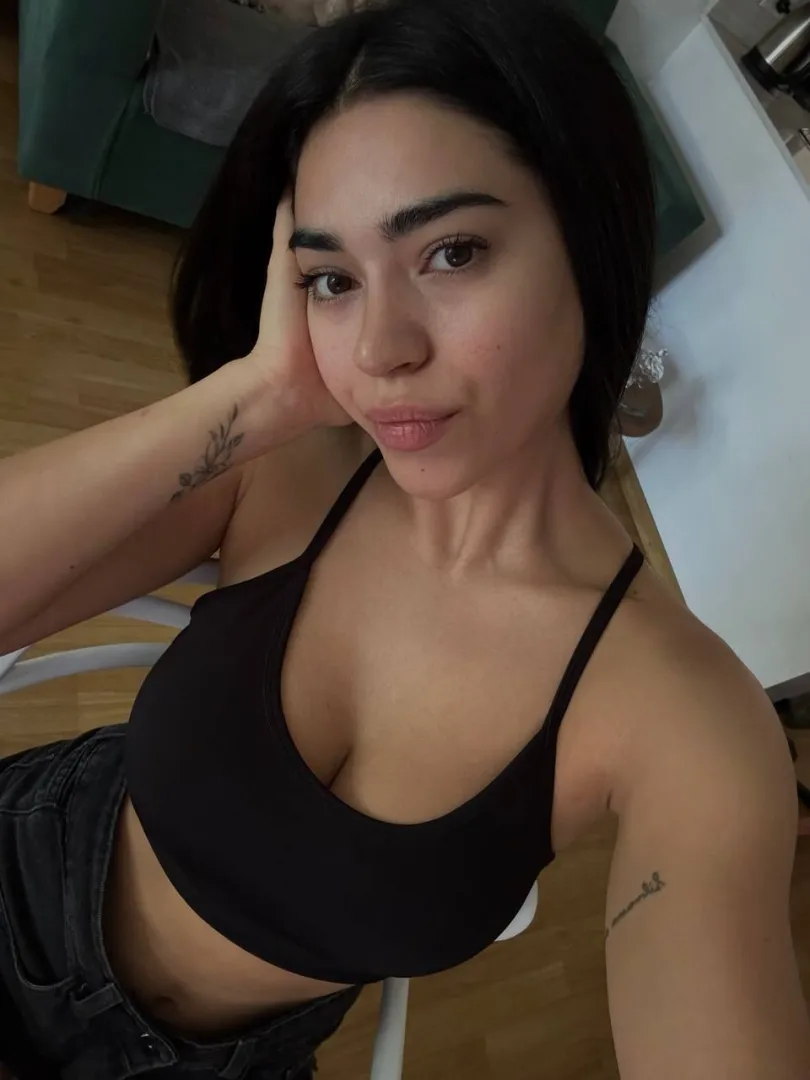 Are you hungry for MILF pussy? posted by _young_sexy22