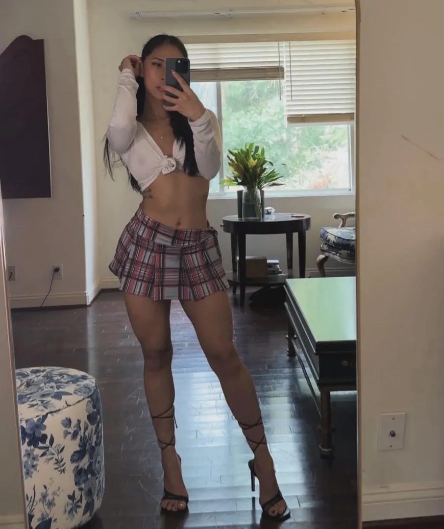 Are you into 5’2 naughty Korean? posted by Miss__hannahx