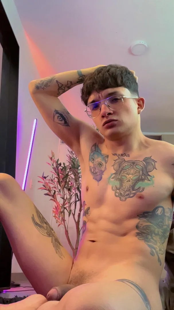 Are you into guys with glasses? posted by Jintwinker