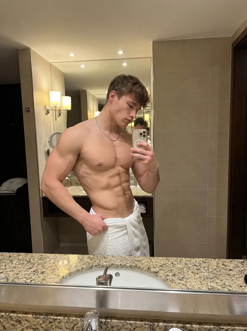 arms like this don't go unnoticed posted by dreammyopheliaa