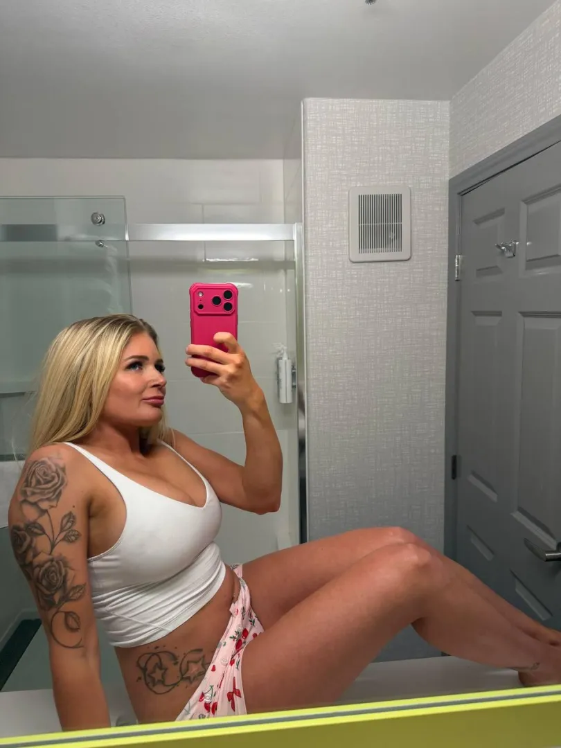 arrow up and say deal , i will share my nudes instant , first 130 posted by PrettyLucyxo