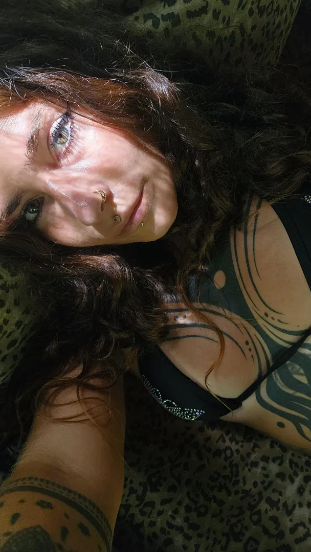 Arrow up if you think am pretty posted by CozyyBloom