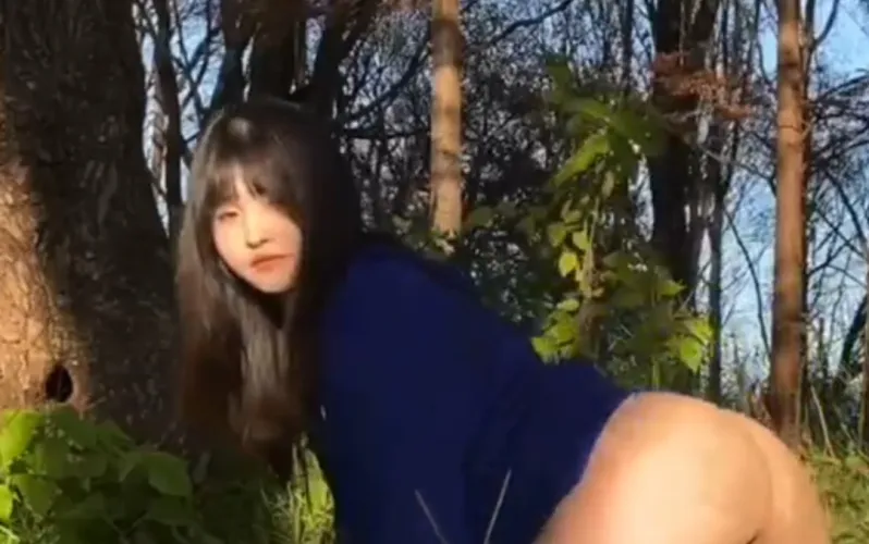 ASMRYIQIN Outdoor Yoga ⭐️⭐️⭐️⭐️⭐️ First review of the new year. Watching her do yoga is just always amazing. Its a mixture between her looking great, the settings she does yoga in, and the background music that just makes it relaxing. by Sasu035