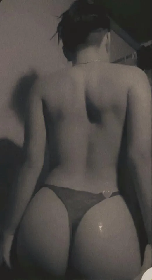 ¿ Así de espalda te gusta ? posted by Infamous-Chicken-291