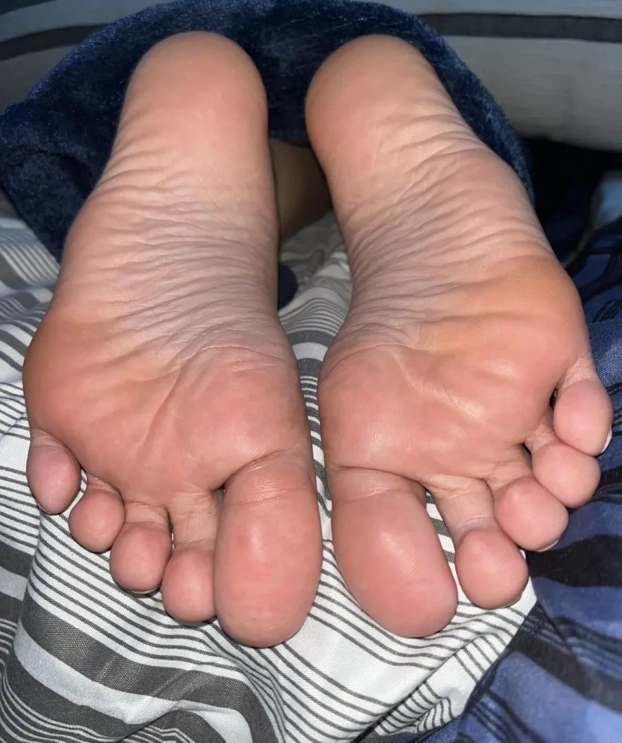 At the edge of the bed inhaling my sweaty college girl soles. What a loser 20f posted by Embarrassed_Tie2044