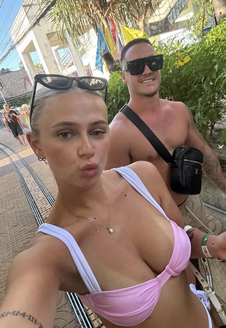 Aussie swingers both 21 posted by [deleted]