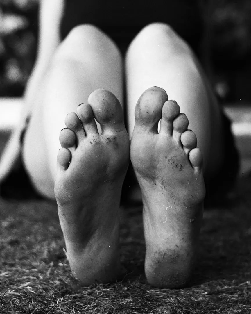 Available for foot worshipping sessions 5th of Feb *can host* dm me for these pretty feet <3 posted by Rachel_Summerss