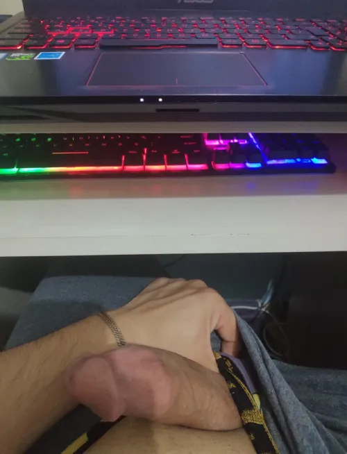 Ayak, çorap feedlemeyi seven istanbuldan kafadengi brolar? (Ünlü yerine amatör içerikler tercihim) by Illustrious-Cow6533