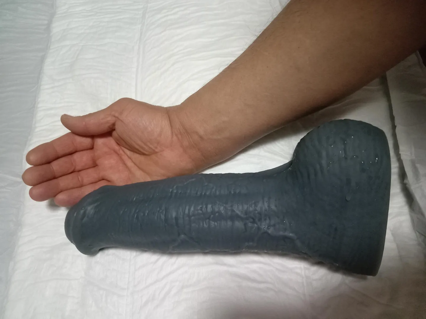 Ayer mi hombre me introdujo ese juguete y después su mano posted by San_Alffonso