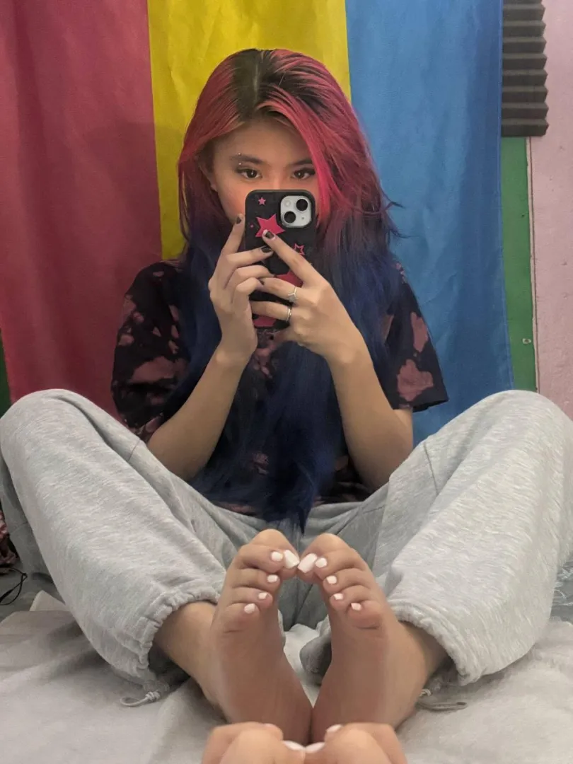 Back after a break. Who’s gonna be a good boy and worship my pretty soles ‍ posted by Bright-Mycologist-32