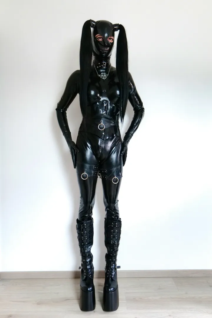 Back in black  posted by Blvckkdoll