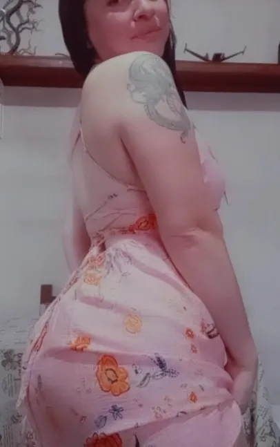 Baddie mama bent over just enough  posted by Silly-Function-430