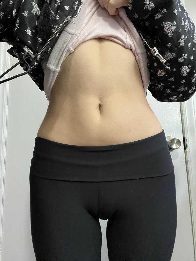 Bare and sweet midriff posted by Dreamy_Emi