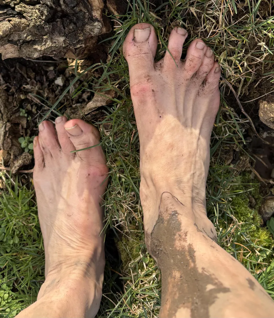 Bare feet, outdoors… posted by filterfreefeet