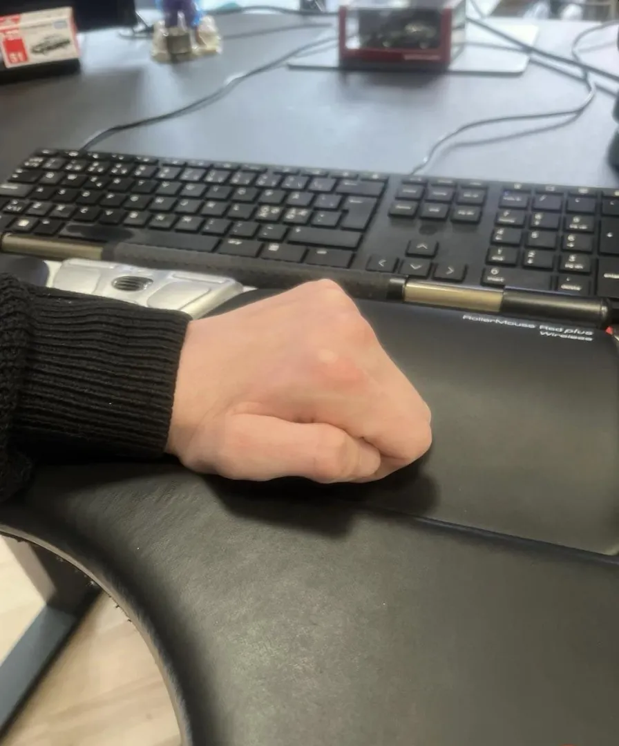 Basically nothing to at work today .. I need distractions .. posted by feetsmytreat2