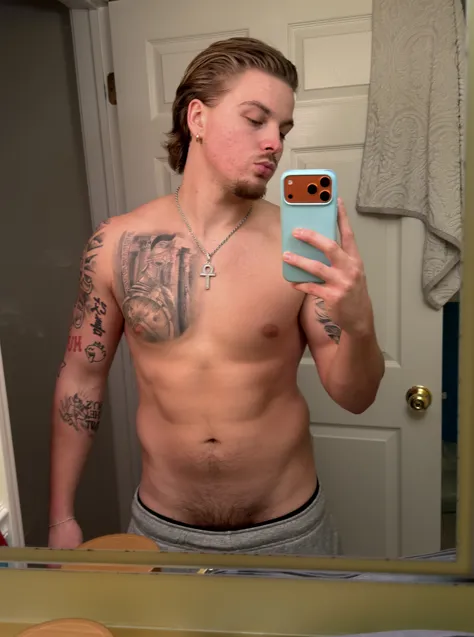 Bathroom lighting doing me favors posted by thespicyrussian