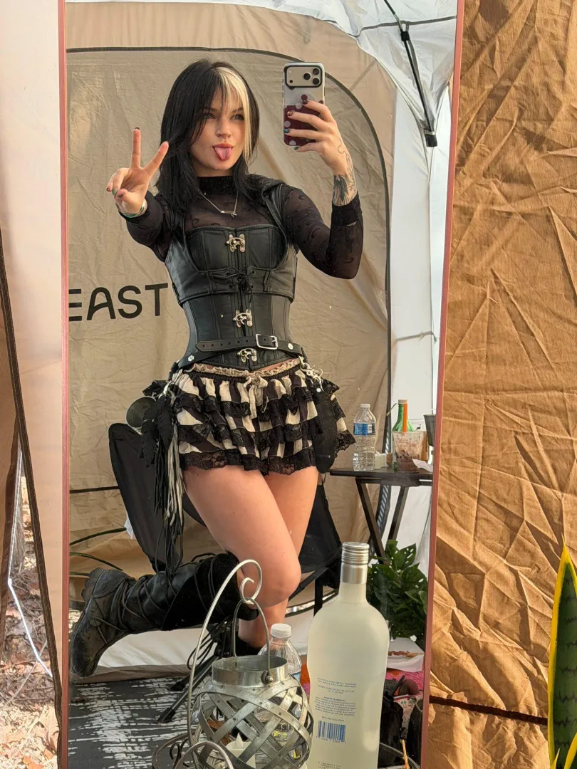 been at the ren faire like every weekend this month, i am sooooooo happy! posted by peachjarss