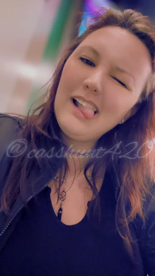 Been offline but still hot  and greedy  by CassHunt420