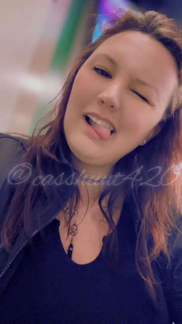 Been offline but still hot  and greedy  posted by CassHunt420