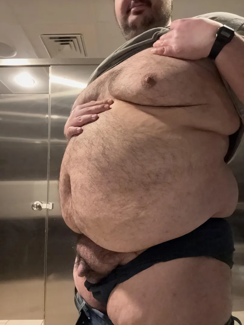 Belly full of sushi. Any bears wanna rub it? posted by Icy-War-5310