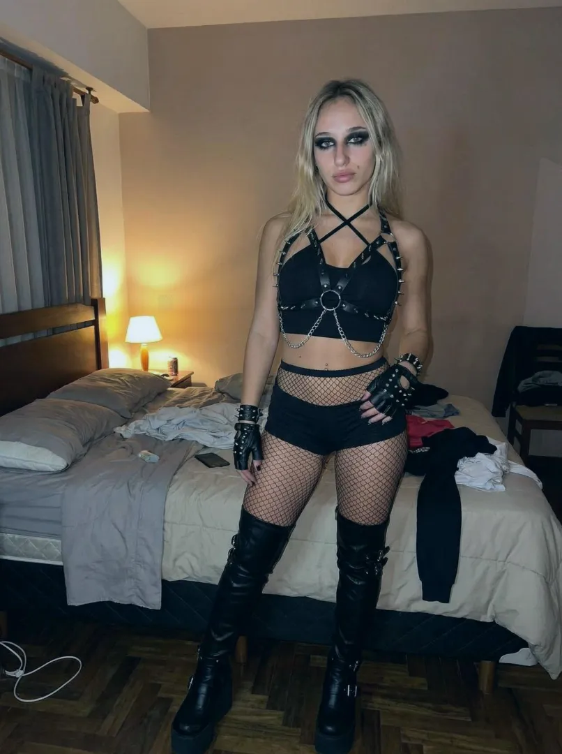 Bet you can’t take your eyes off it posted by PinkPetalDazzle