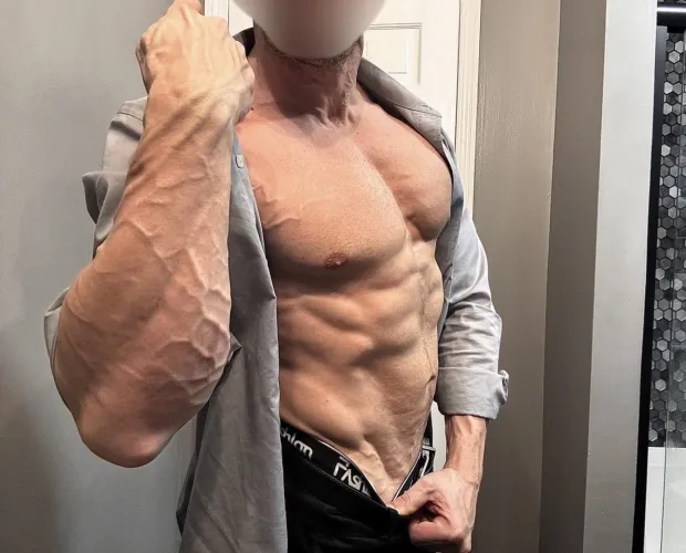 Bet you’d love to trace your tongue all over this body by thelordbeefcakes