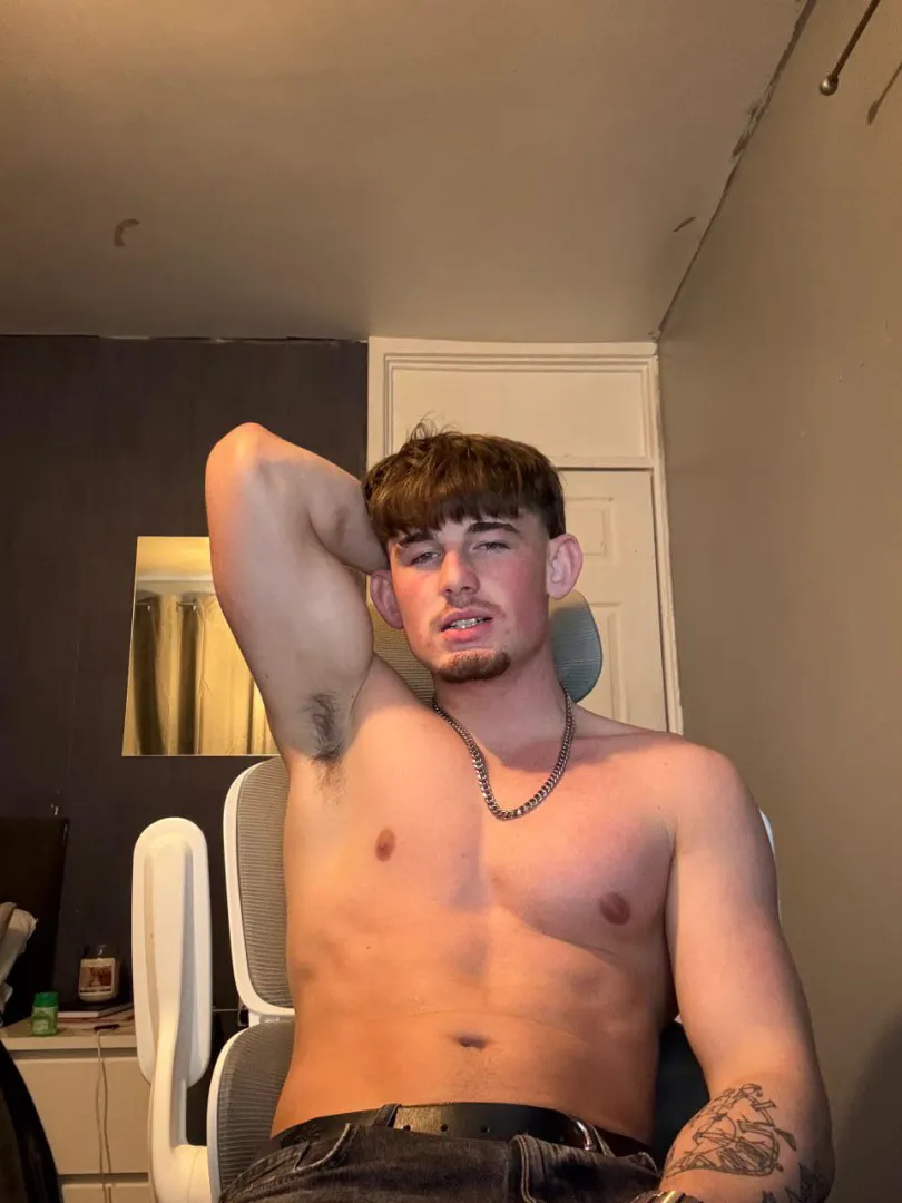 Big biceps posted by PinkNWhirl