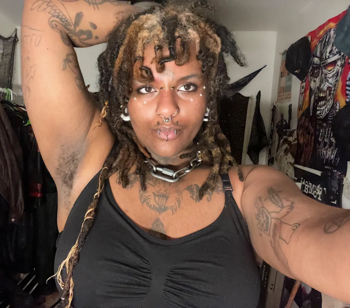 big eyes, big thighs, hairy pits  xoxo posted by c0rs000