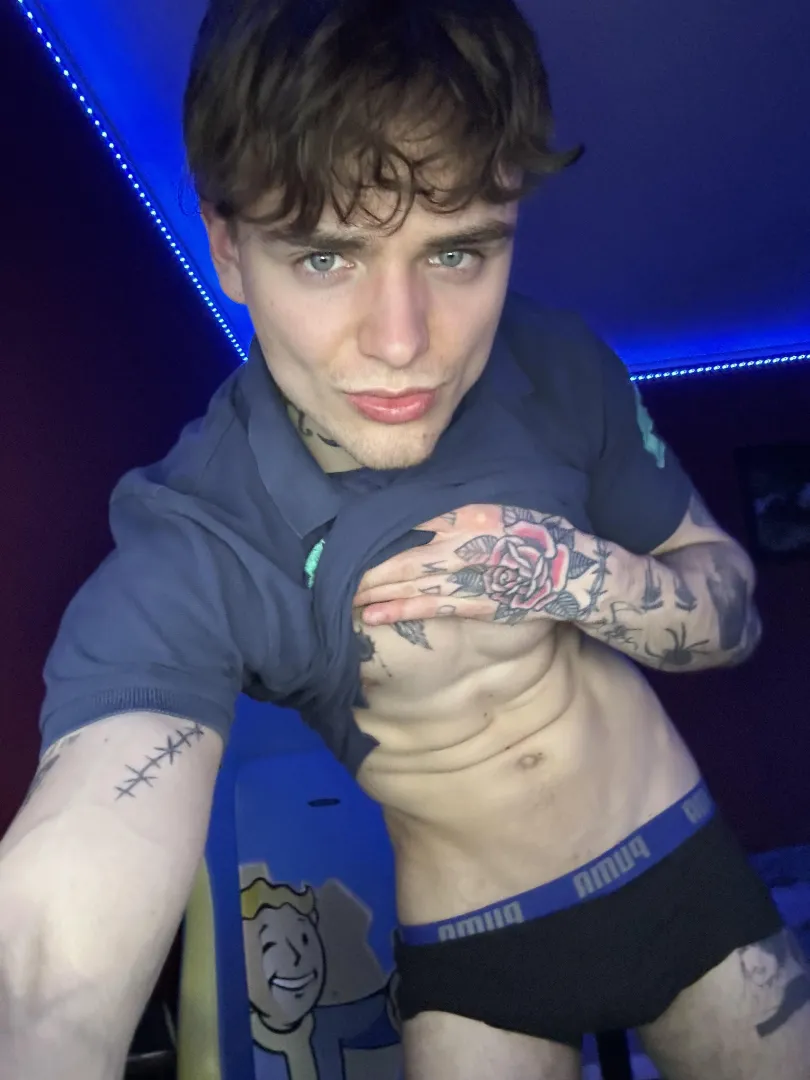 biggest guy here  posted by imraezify