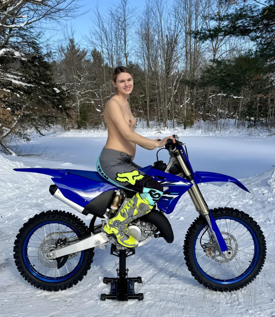 Bikes, bumps, and boobs:) posted by queencreamin