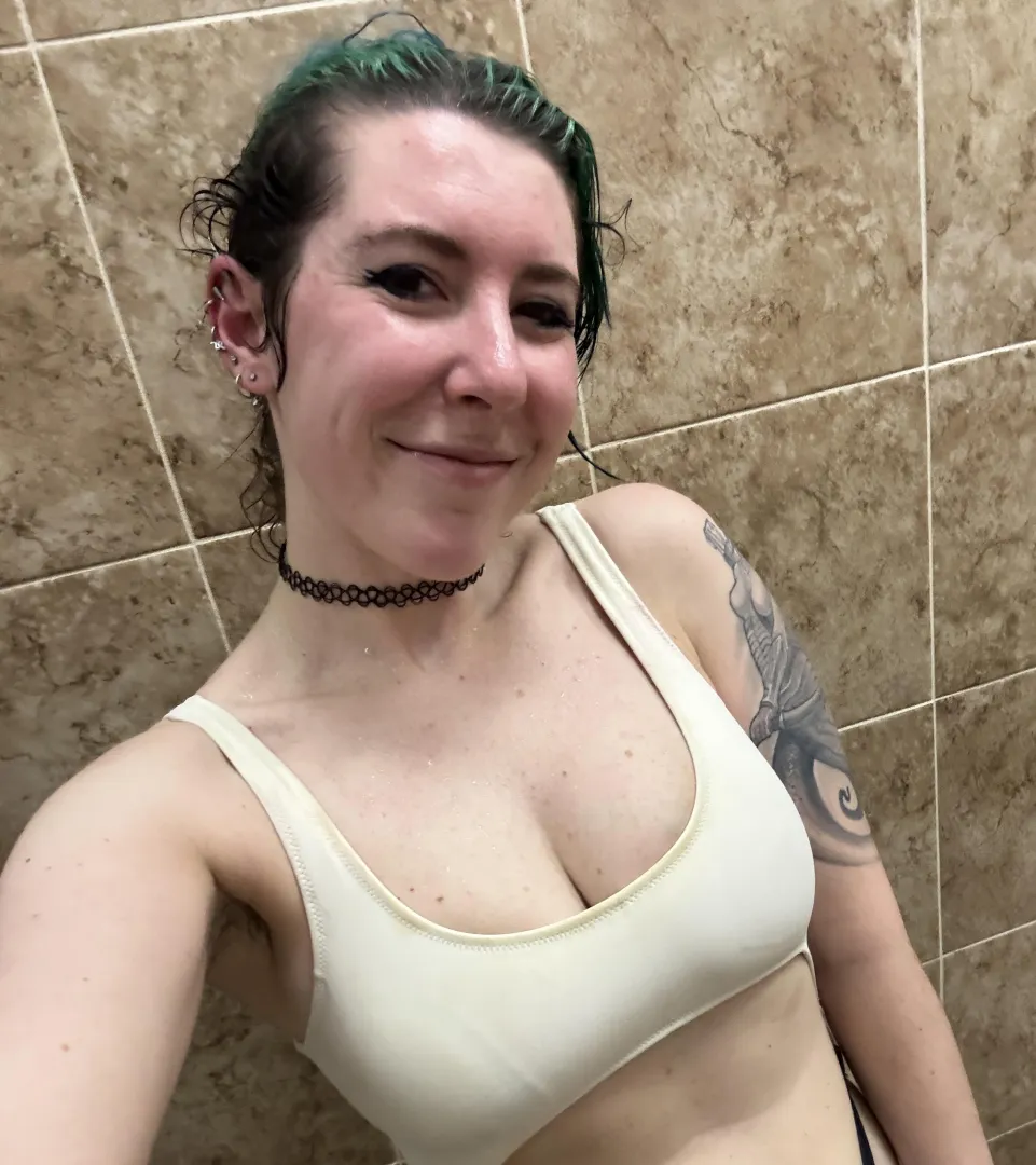 Bikini cleavage posted by sirenskiss3