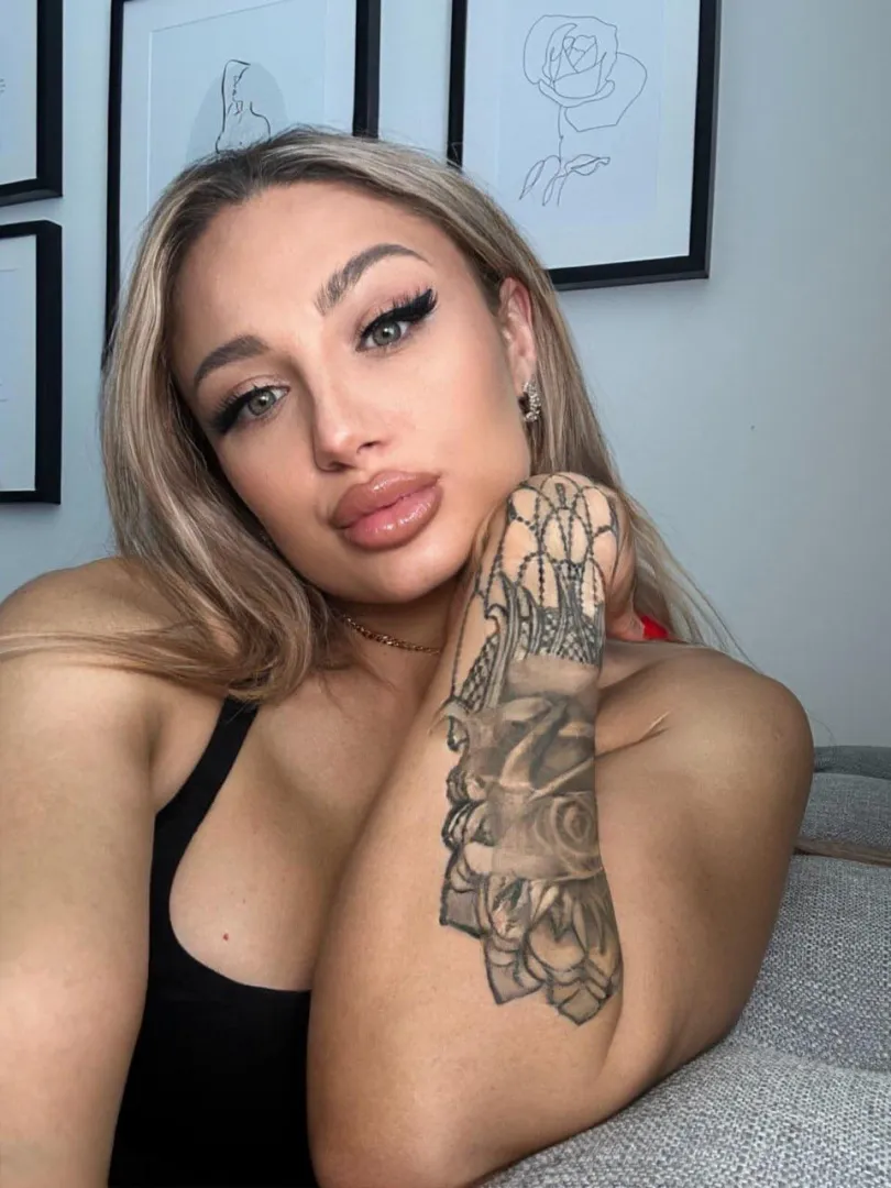 Bimbo are very good at giving blowjobs posted by oceanbellee