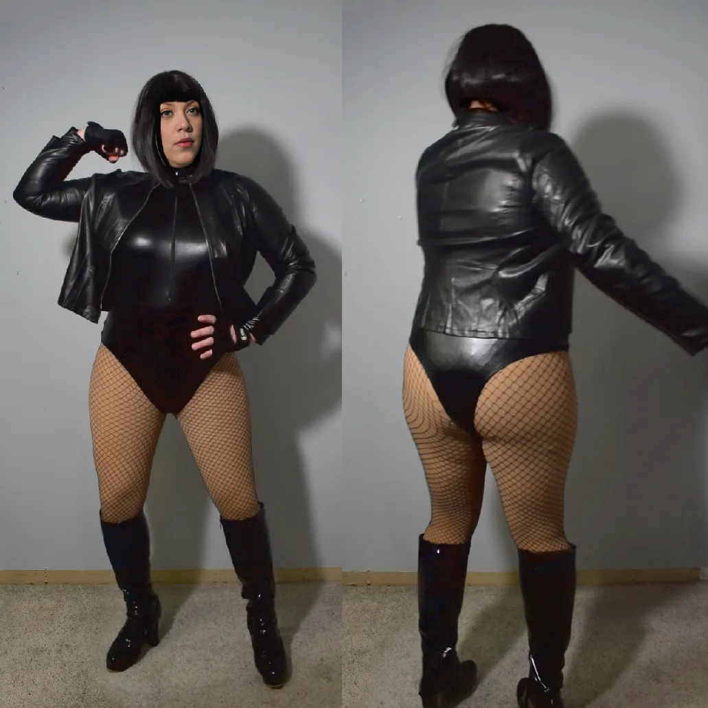 Black Canary cosplay is all about leather and fishnet on legs posted by xox1234