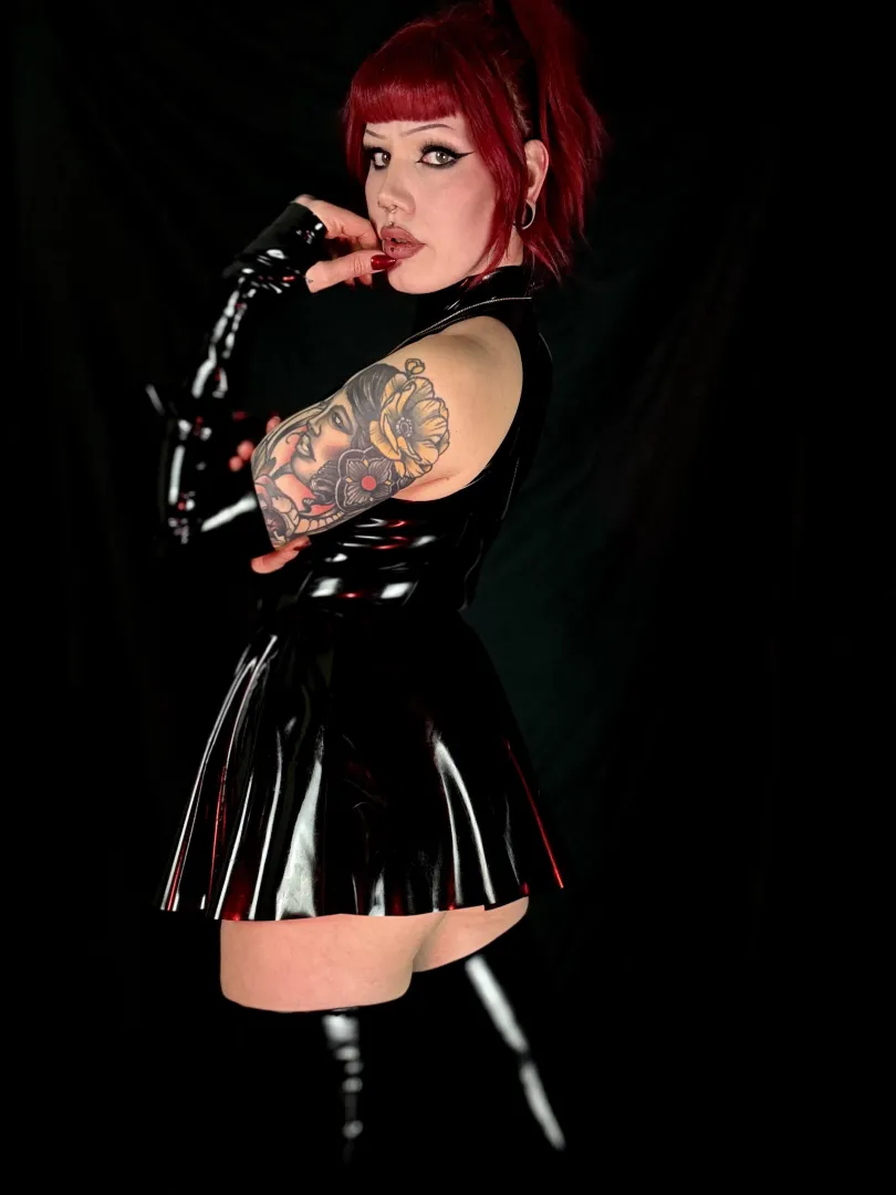 Black latex on a black background is so mesmerising posted by Morrigan_vex