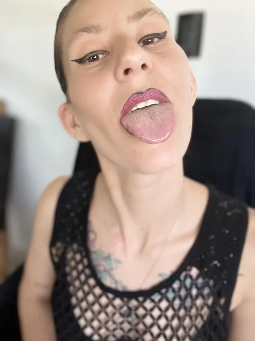 black lines on my lips by misspiecitosarg