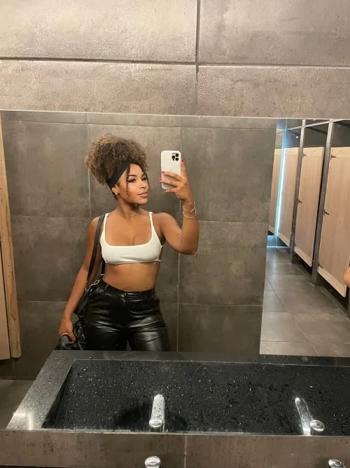 Black queen gone nasty, slide in my DMs if you wanna eat this chocolate pussy raw by DingDongDarling69