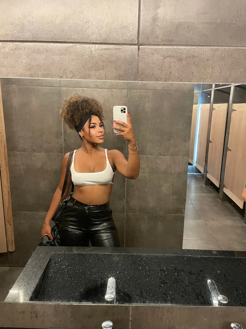 Black queen gone nasty, slide in my DMs if you wanna eat this chocolate pussy raw posted by DingDongDarling69