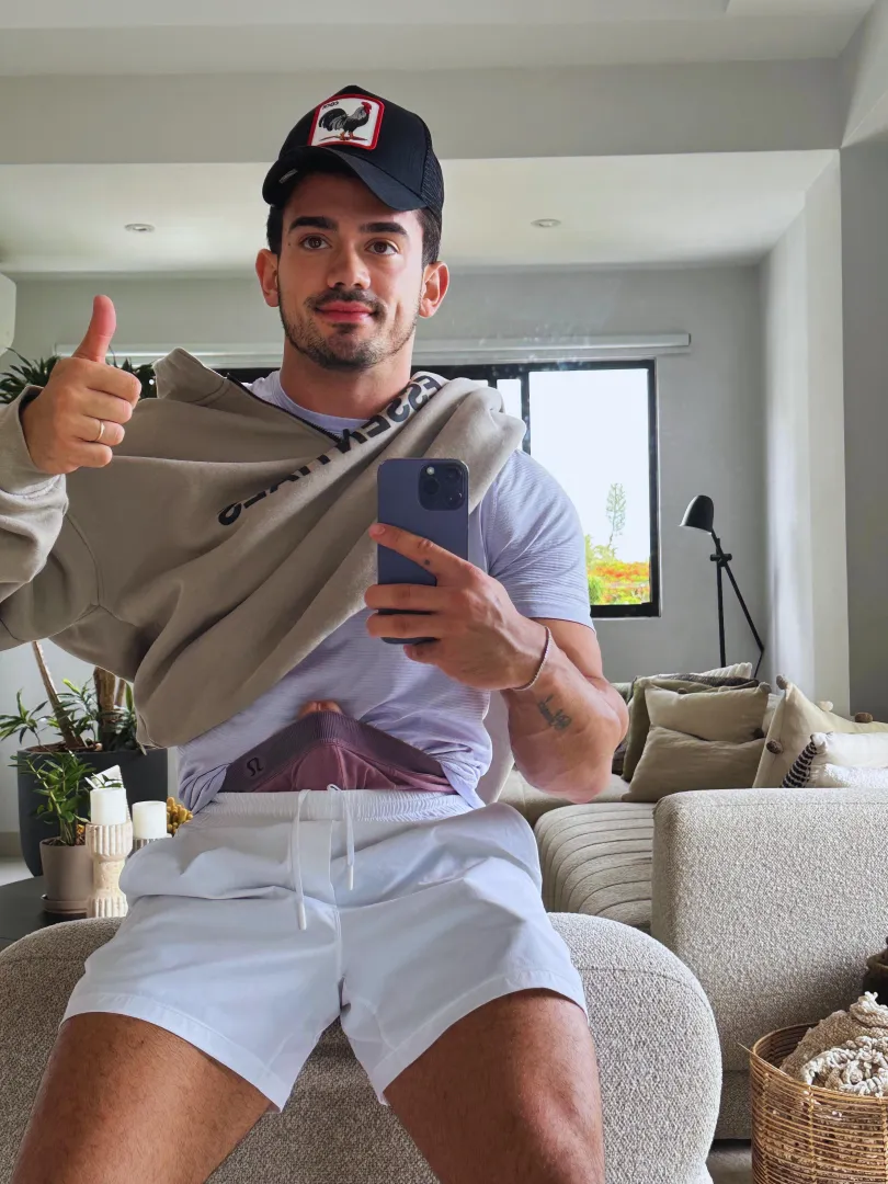 Blink twice if you’re about to slide into my DMs. posted by vellitrap