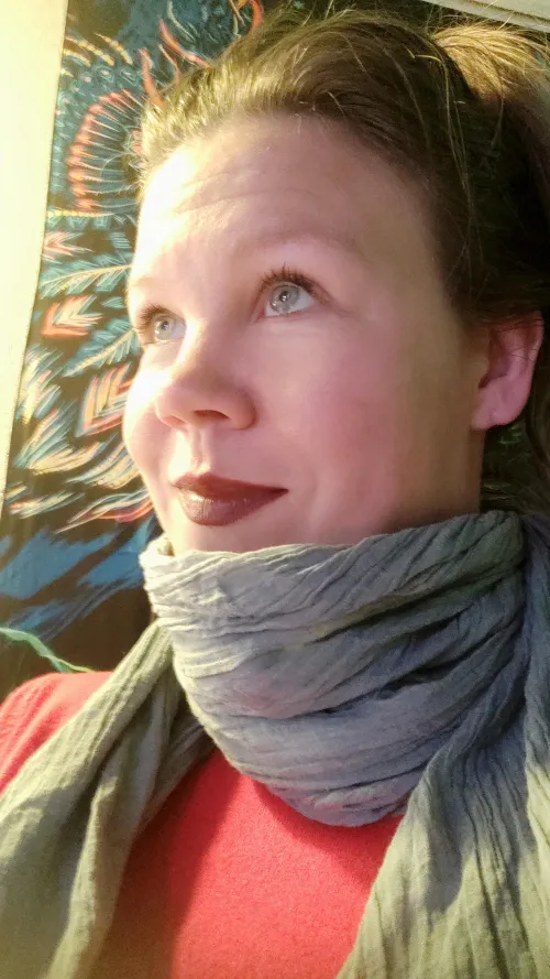 Blue eyes & red lips is an unbeatable combo. by MariaDasFontes