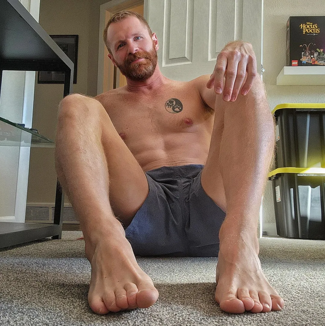Blue-eyed ginger toes posted by MrGingerFeet
