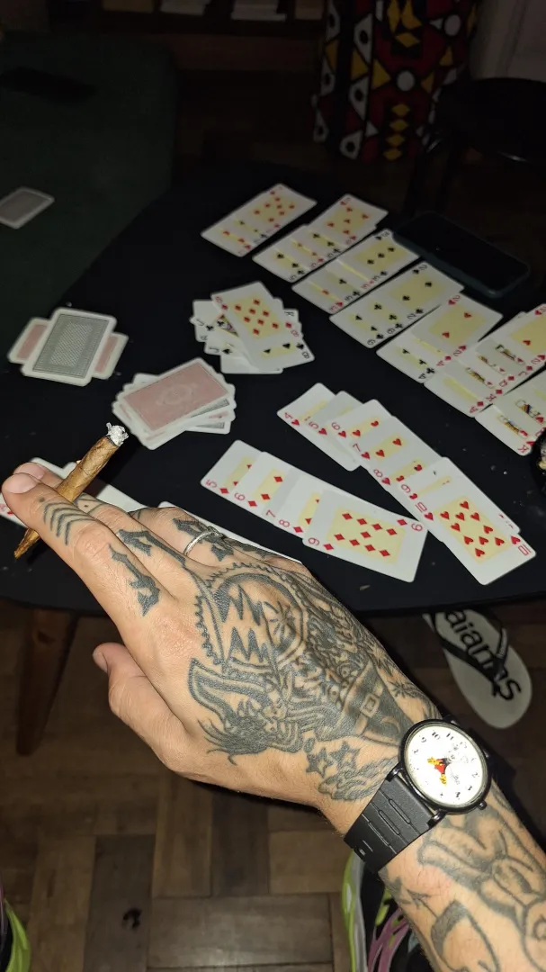 blunt de charuto, jogatina e relógio do mickey posted by Voidoid6