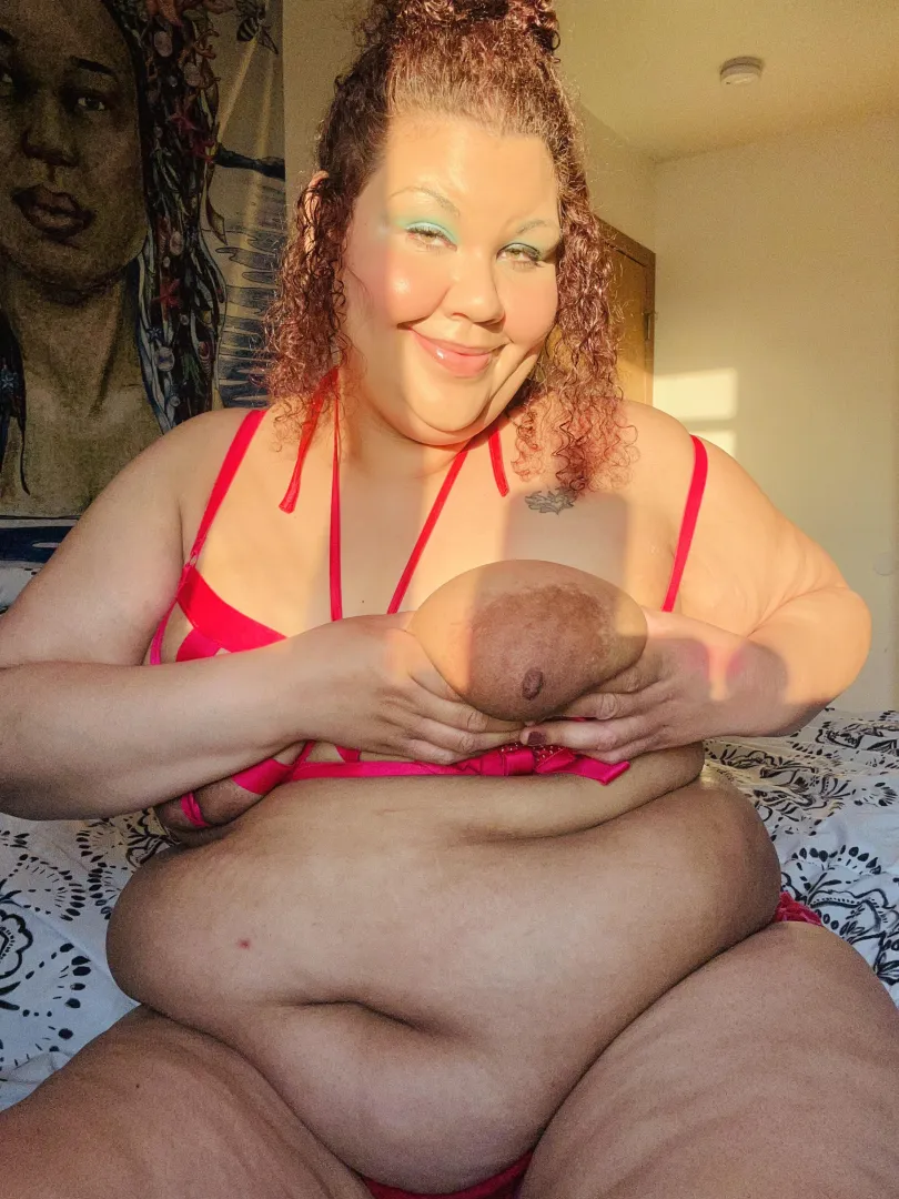 BOOBS and Belly ready to please you. posted by BBWbrownsugah333