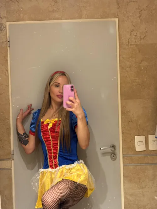 Booty doing all the talking today by GolubinoSpioniro