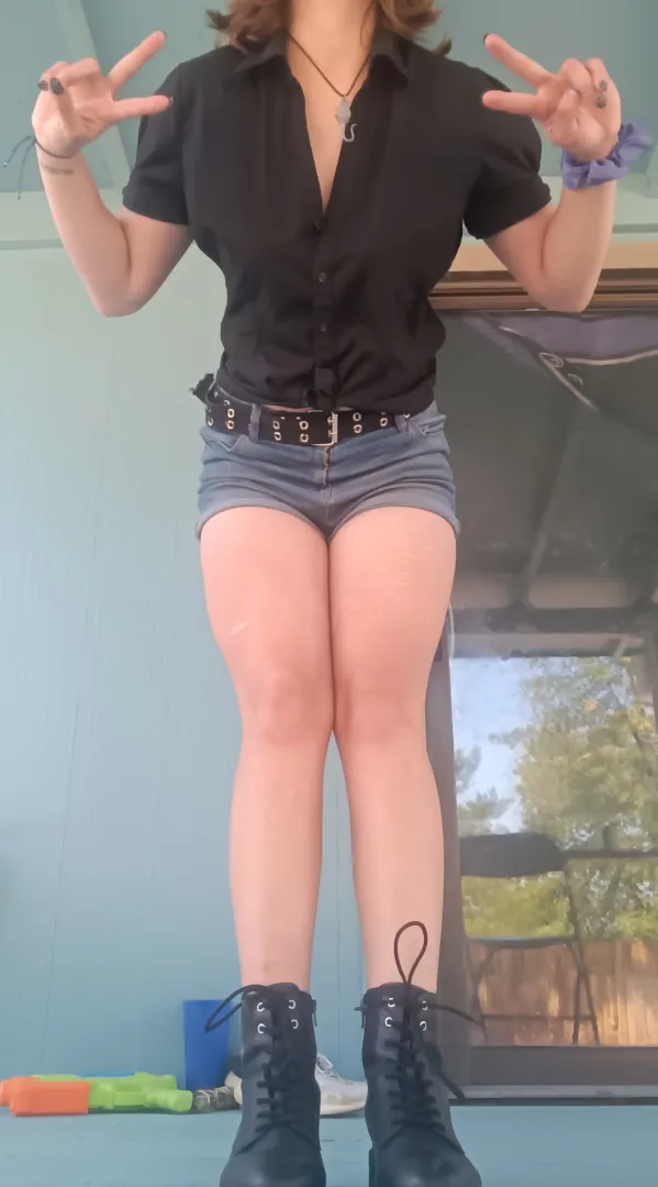 Booty shorts and scars, feel me up please! posted by saraonly420