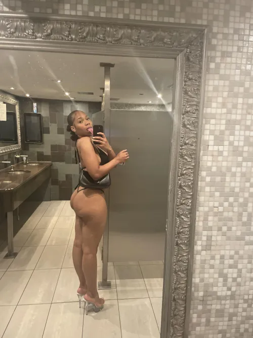 Booty so big it needs subtitles by stella_nextdoor