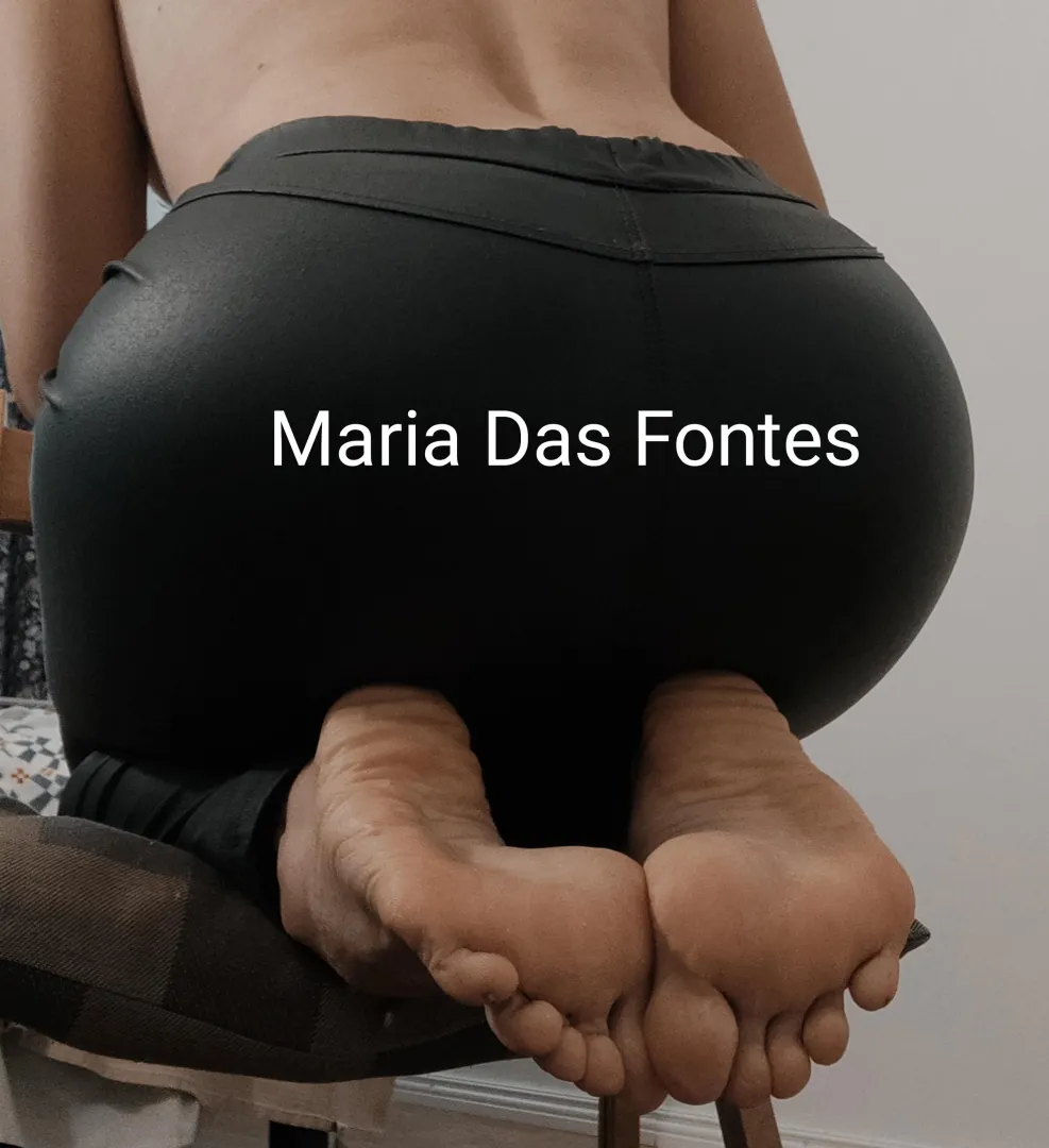 Bootylicious butt  and plump toes, what is not to love! posted by MariaDasFontes