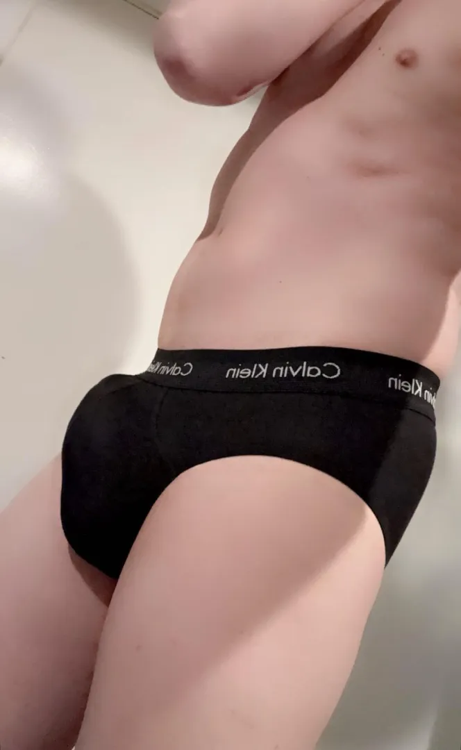 Briefs always make me horny posted by grantnash22